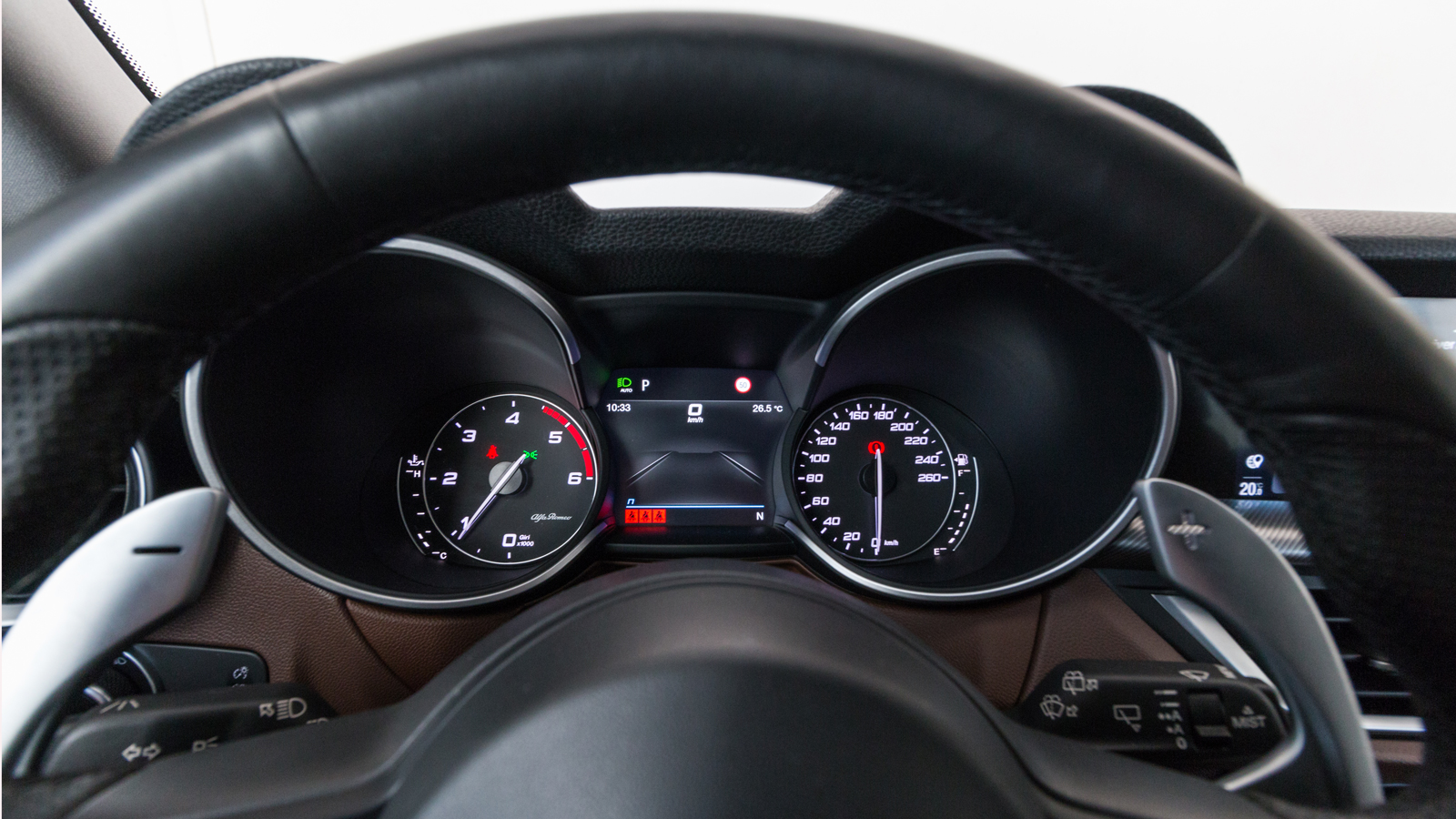 Τα μεγάλα paddles πίσω από το τιμόνι σε ιντρικάρουν, με το σχήμα τους να είναι σεμιναριακού επιπέδου